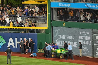 El joven de 20 años que se cayó en juego de los Piratas da sus primeros pasos tras el accidente.