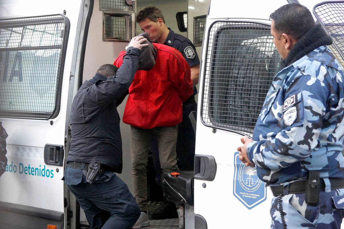 El joven de 21 años, tío de tres adolescentes de entre 13 y 15 aprehendidos en la causa por el crimen de Martín Mora Negretti, apuñalado el pasado domingo en Mar del Plata, fue trasladado hoy a los tribunales de esa ciudad para ser indagado por el homicidio, luego de que se reunieran pruebas que apuntan a su participación en el hecho, entre ellas imágenes en la que se lo ve armado con un cuchillo, informaron hoy fuentes judiciales