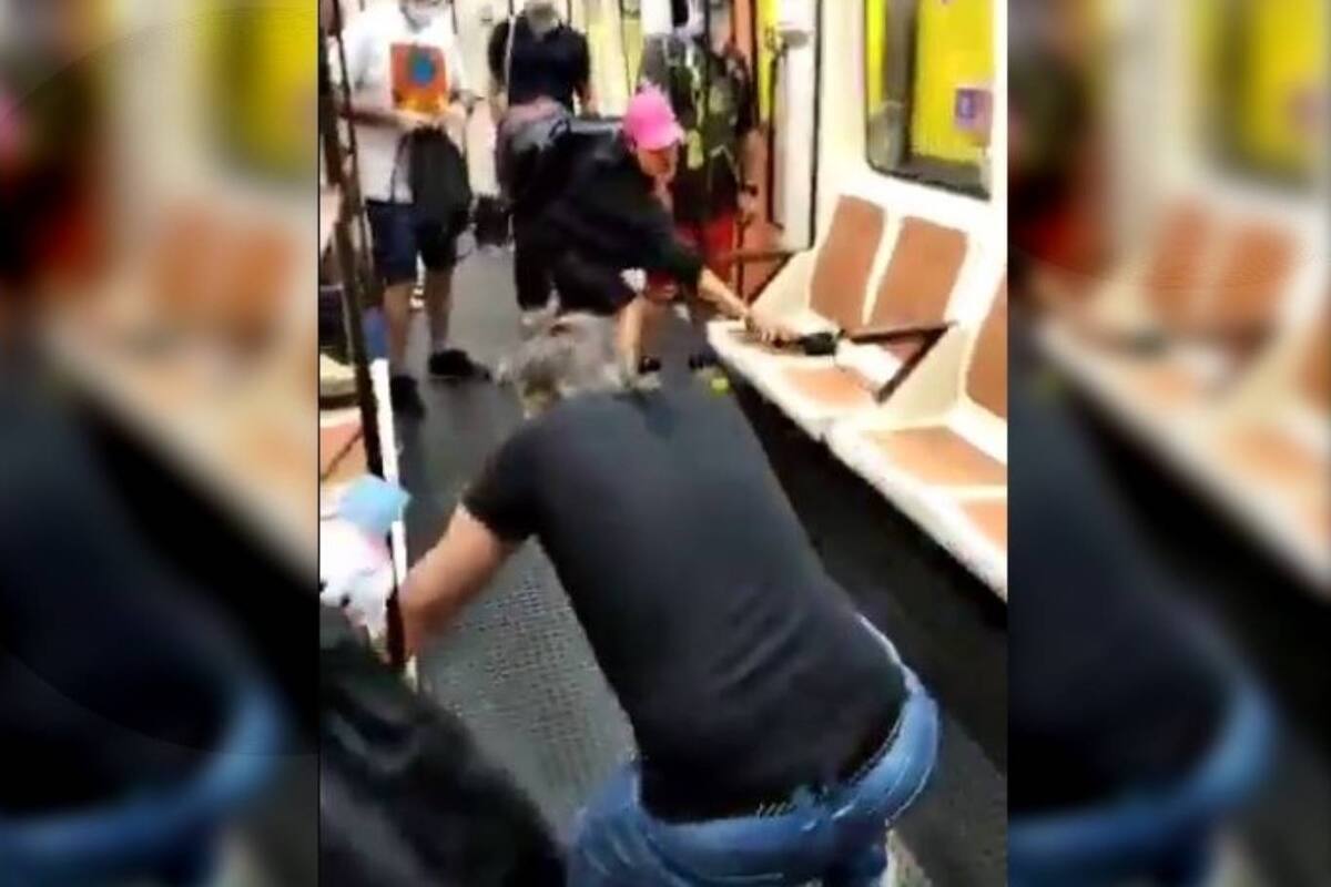 El joven de gorra rosa agredió con un elemento cortante al hombre que se encuentra de espaldas porque este último le habría pedido que se colocara el barbijo