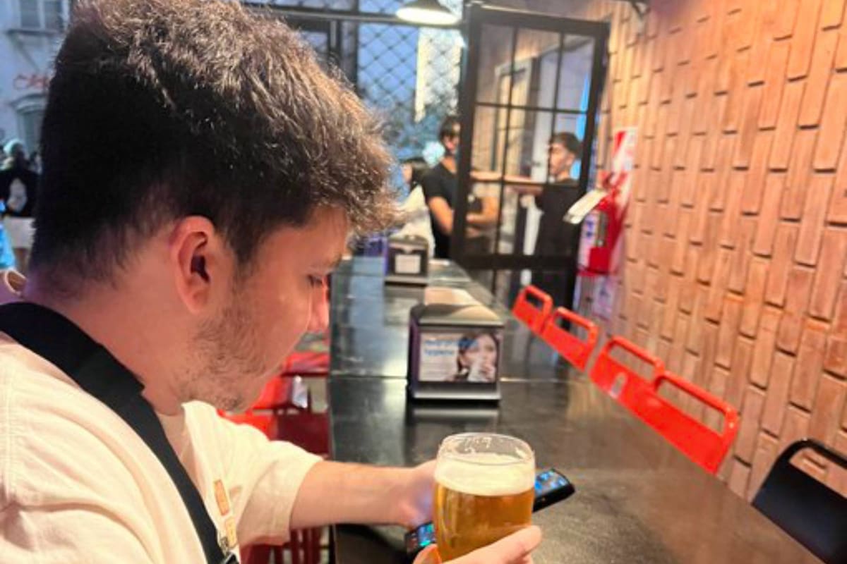 El joven decepcionado frente a la ausencia de sus invitados