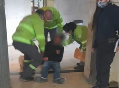El joven denunció que fue agredido por sus compañeros; debió ser socorrido por personal del SAME