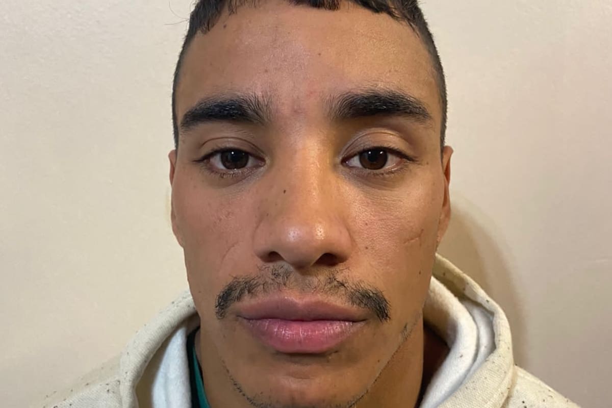 El joven detenido, identificado como Bahiano Bobadilla Romero (25), había sido trasladado hasta el juzgado junto a otros presos para que se certificara su mayoría de edad