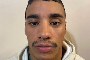 El joven detenido, identificado como Bahiano Bobadilla Romero (25), había sido trasladado hasta el juzgado junto a otros presos para que se certificara su mayoría de edad