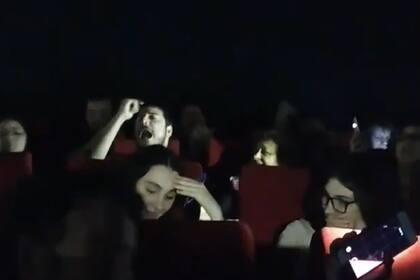 El joven entretuvo a todos los espectadores mientras esperaban que vuelva la película