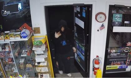 El joven entró por la noche y parecía ocultar su identidad