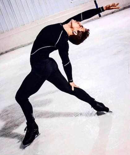 El joven es patinador artístico y da clases en un club.