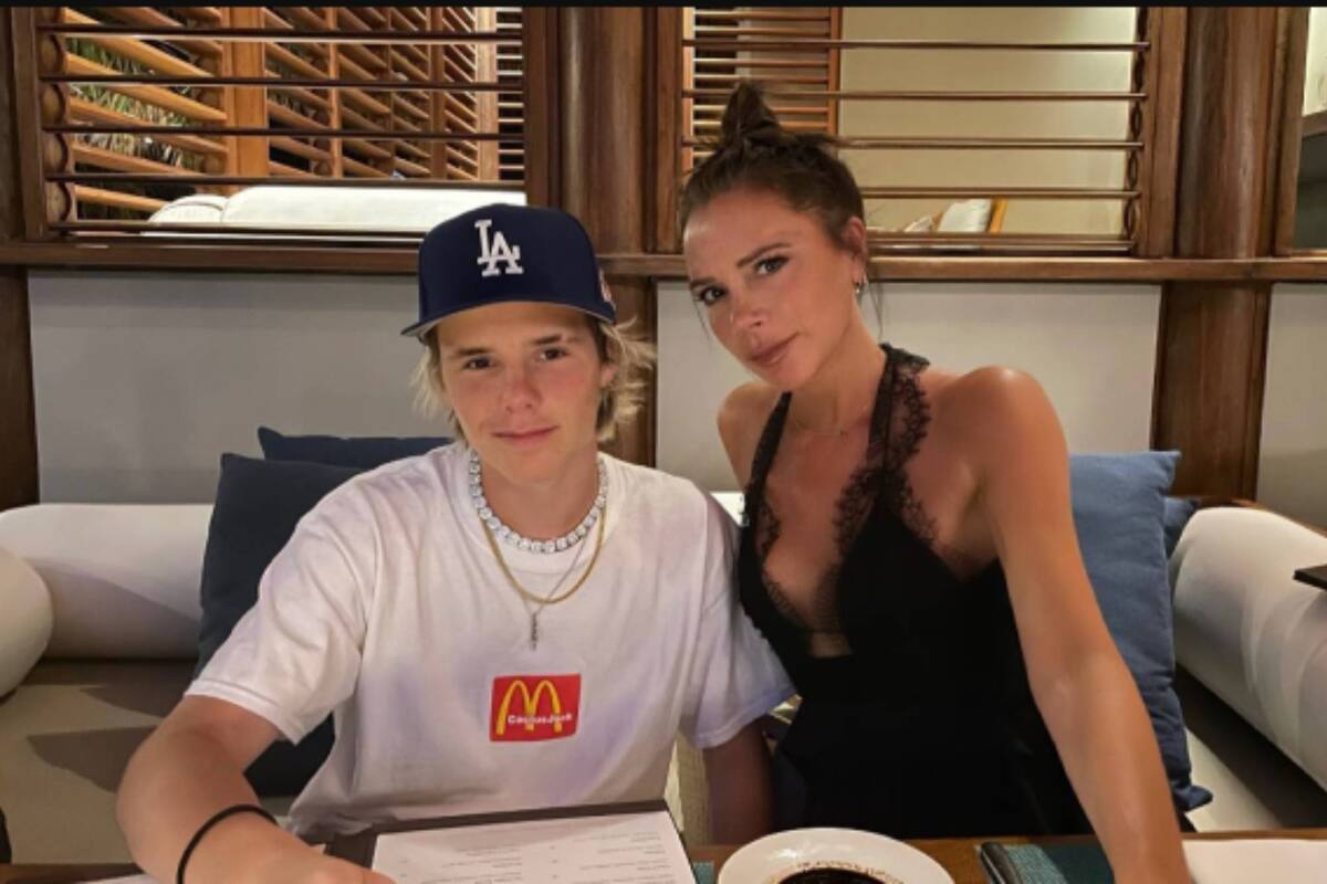 El joven está estudiando piano, batería, guitarra y otros instrumentos