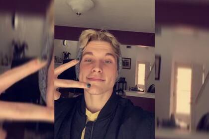 El joven estudiante fue suspendido de su escuela por pintarse las uñas de colores