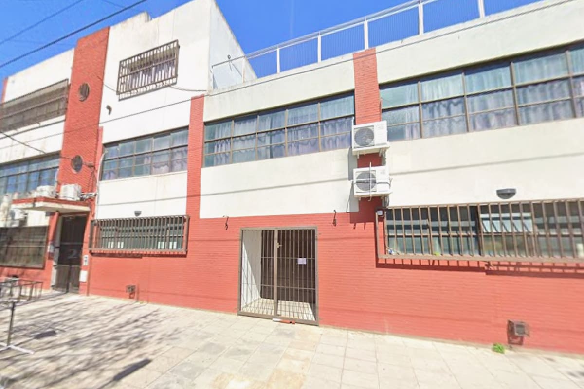 El joven fue detenido a la salida de la Escuela de Educación Secundaria Técnica N°1 "Eduardo Ader"