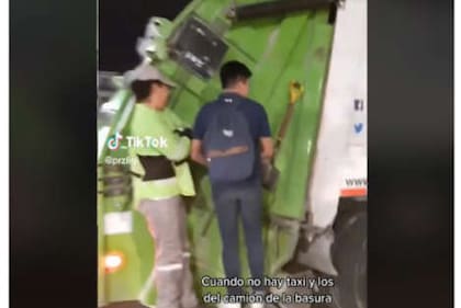 El joven fue trasladado en un camión de basura