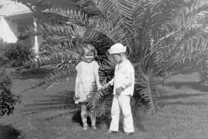 El joven Gene Otto, a la derecha, tiempo antes de que le regalaran al muñeco Robert