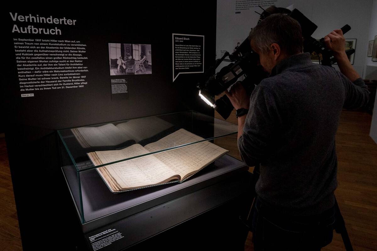 “El joven Hitler” se llama la exposición, que incluye además cartas y pinturas