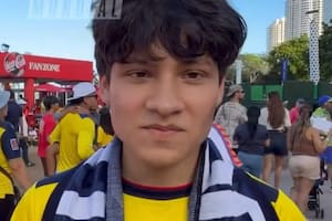 Prometió que si Ecuador clasificaba le daba un beso a una chica y tuvo que pedir ayuda argentina para lograr su cometido