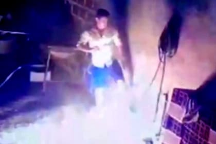 El joven intentó apagar el fuego, el agresor terminó con quemaduras