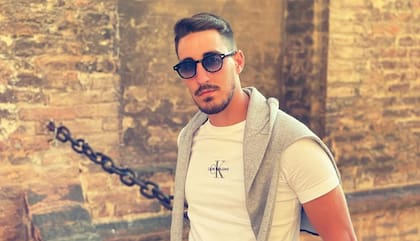 El joven italiano que murió tras caer por un barranco mientras intentaba sacarse una selfie con su novia (Foto: Instagram)