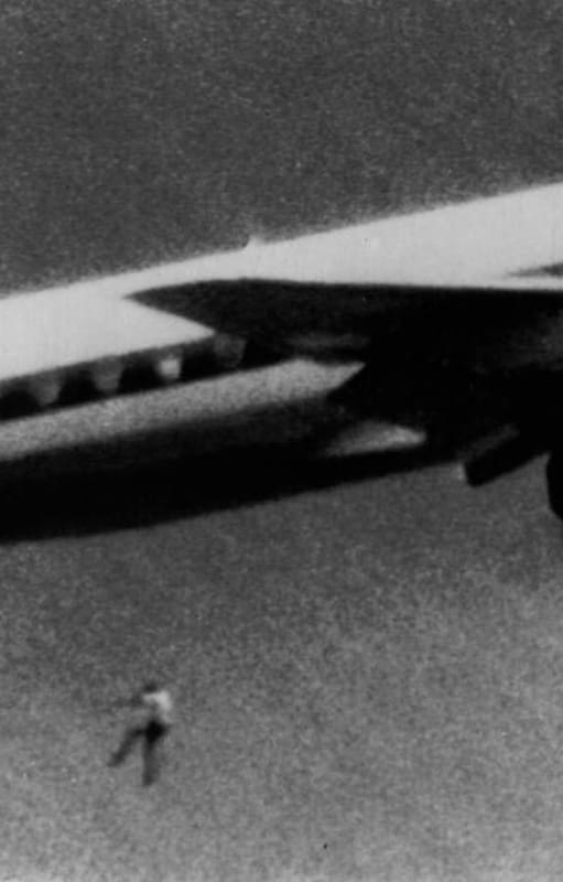 El joven Keith Sapsford se había subido al compartimento del tren de aterrizaje de un avión de Aerolíneas Japón en el aeropuerto de Sydney y cayó apenas el avión despegó