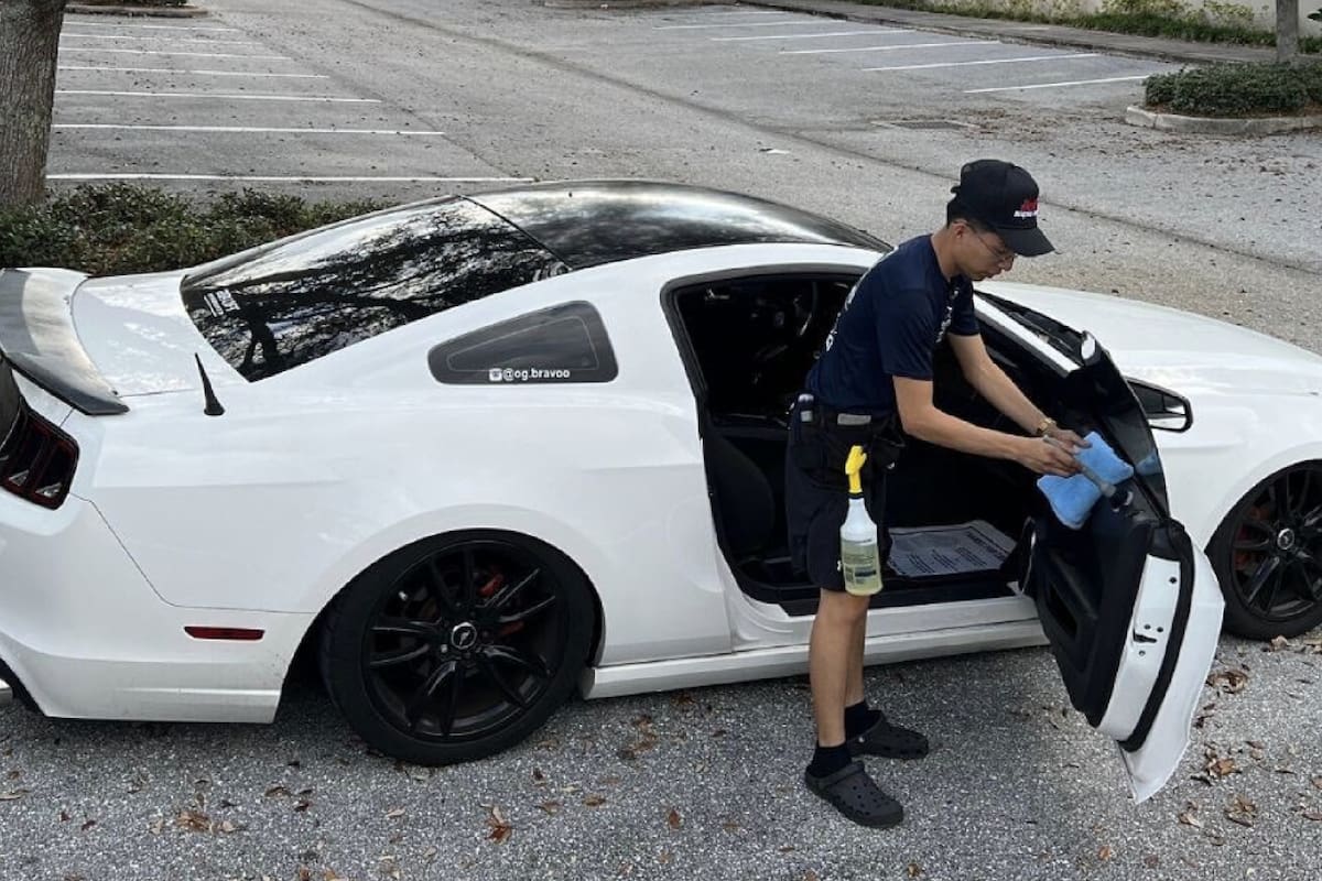 El joven limpia y detalla por sí mismo los autos, en un emprendimiento al que le saca las máximas ganancias