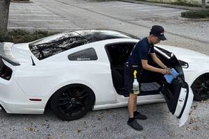 El joven limpia y detalla por sí mismo los autos, en un emprendimiento al que le saca las máximas ganancias