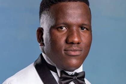 El joven Menzi Mngoma fue grabado por una de sus pasajeras mientras cantaba La donna è mobile y ahora se prepara para una carrera como tenor