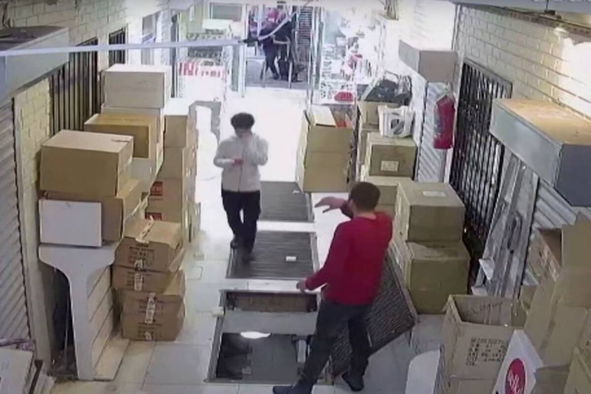 El joven no vio el agujero en el piso por estar distraído con su celular.