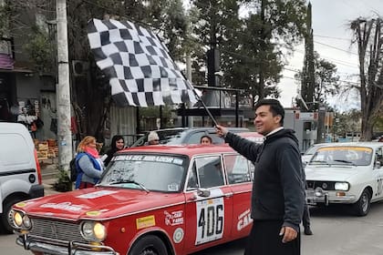 El joven padre Jorge dio la bienvenida a los autos en la llegada a Villa de Merlo, donde incluso le "robó" la gorra de Ford a uno de los pilotos para tomarse una foto con él; en la imagen le baja la bandera de cuadros al FIAT 1500 de 1968 de Carlos y Emiliano Carretero.