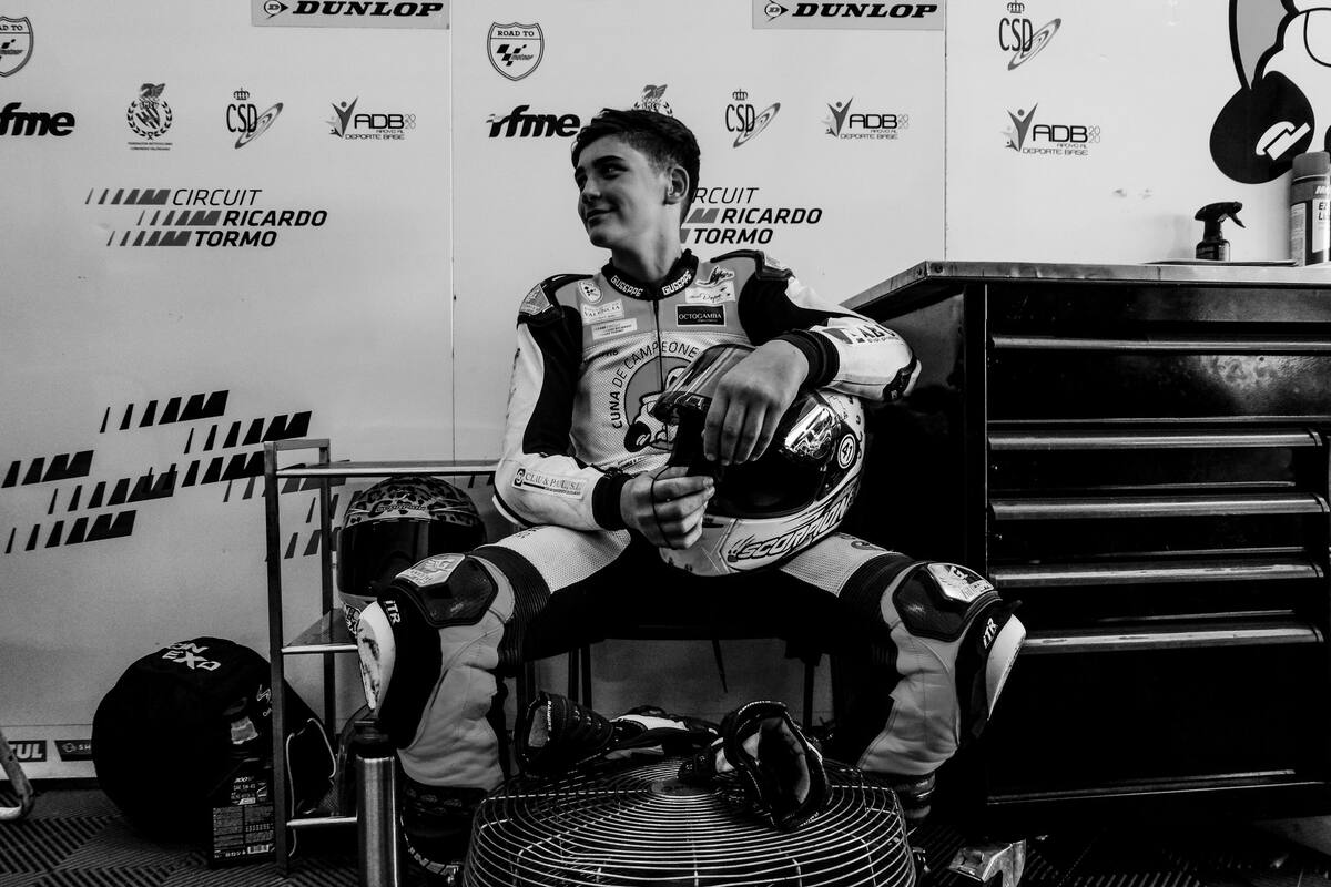 El joven piloto, de 14 años, Hugo Millán, ha fallecido por las lesiones que le han provocado el grave accidente que ha sufrido en la carrera de la European Talent Cup en el circuito aragonés.