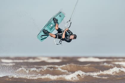El joven platense de 29 años tiene una marca de ropa, vive con su novia y su perrita y es fanático del kitesurf