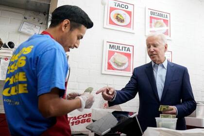 El joven que atendió a Joe Biden, presidente de Estados Unidos, en Tacos 1986, en Los Ángeles, California