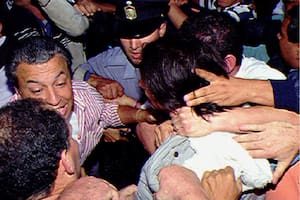 El joven que hizo los disparos frente a Carlos Menem fue detenido por fuerzas policiales y la custodia presidencial