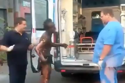 El joven quemado antes de ser trasladado.