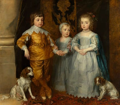 El joven rey Carlos II de Inglaterra con su hermano, el futuro Jacobo II (vestido como una niña, como era costumbre niños y niñas vestían igual hasta los cinco o seis años), su hermana María y su "King Charles Spaniel" (Wikipedia)