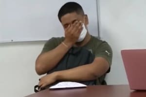 El joven rompió en llanto al ver la sorpresa