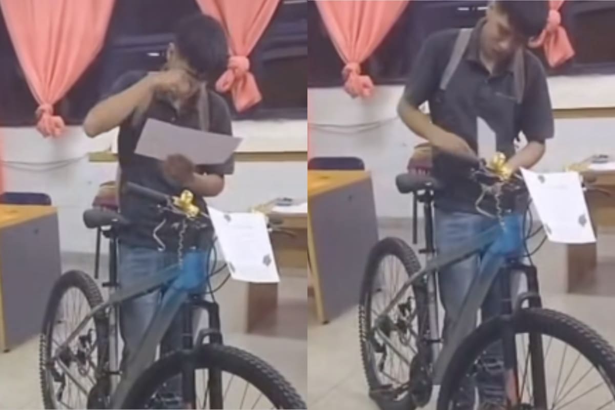 El joven se emocionó al recibir su título y bicicleta nueva