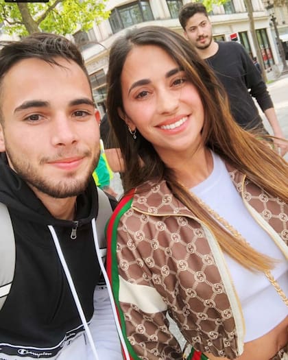El joven se encontró con Antonela y sus hijos por las calles de París