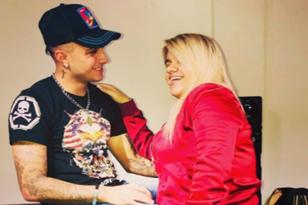 El joven se llama Enrique Sánchez y está acompañando a la hija del periodista en un difícil momento.