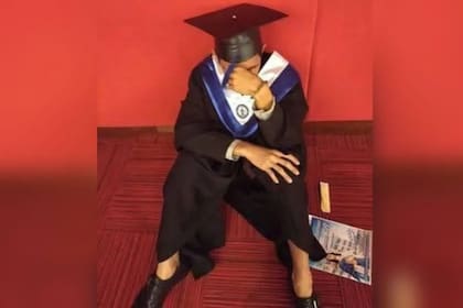 El joven se mostró devastado en su graduación al ver que su familia no había ido a acompañarlo