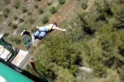 El joven tenía 29 años; saltó desde una torre de 50 metros de alto