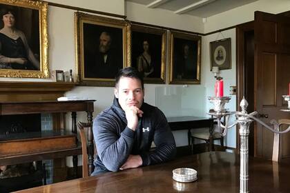 El joven tiene 31 años y no llegó a conocer a su padre, un multimillonario lord inglés