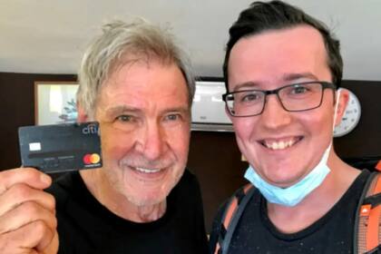 El joven turista pidió una selfie tras haberle devuelto la tarjeta de crédito al actor
