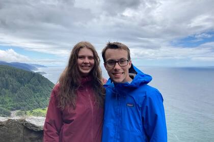 El joven y su novia eran amantes de la naturaleza; ambos subían una montaña en Oregon cuando ocurrió la tragedia