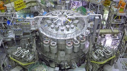 El JT-60SA es un tokamak o dispositivo toroidal (con forma de rosquilla), que funciona con hidrógeno