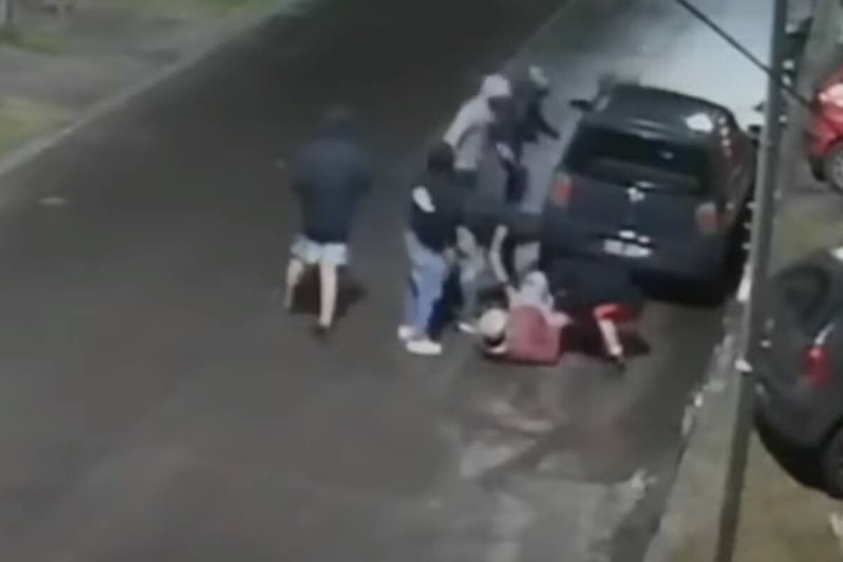 El jubilado fue tirado al cemento por el grupo de seis jóvenes