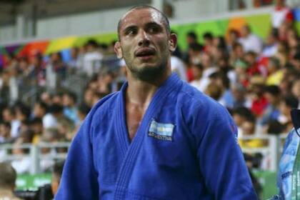 El judoca Emmanuel Lucenti no puede regresar a la Argentina desde Georgia, donde está varado junto con su mujer e hijo de un año