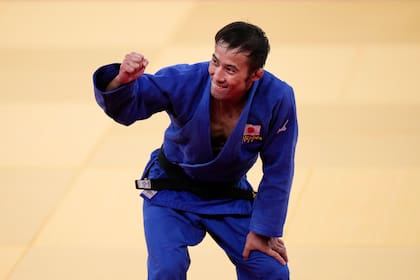 El judoka Naohisa Takato, de Japón, celebra su victoria sobre Yang Yung-wei, de Taiwán, en la pelea por el oro en la división de 60 kilos, en los Juegos Olímpicos de Tokio, el 24 de julio de 2021, en Tokio. (AP Foto/Jae C. Hong)