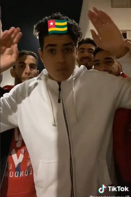 El juego consiste en adivinar la bandera que queda detenida "en la frente" del participante; el error o la falta de respuesta, implica una golpiza