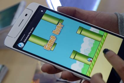 El juego consistía en lograr que el pájaro volara entre las columnas verdes