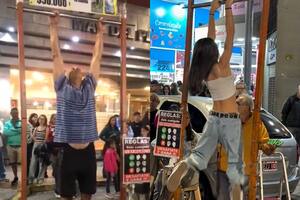 El juego de “aguantar colgado” que invadió Mar del Plata