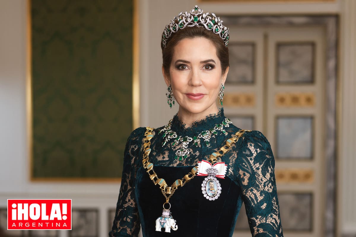 El juego de alhajas de oro y plata, integrado por tiara, collar, broche (que Mary no llevó en este posado) y pendientes, se hizo en 1840 con 67 esmeraldas y
2650 diamantes.