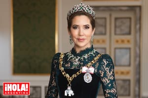 El juego de alhajas de oro y plata, integrado por tiara, collar, broche (que Mary no llevó en este posado) y pendientes, se hizo en 1840 con 67 esmeraldas y
2650 diamantes.