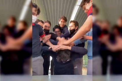 El juego de las banderas, que se popularizó en TikTok, castiga con golpes en la cabeza a aquellos que no aciertan las respuestas correctas